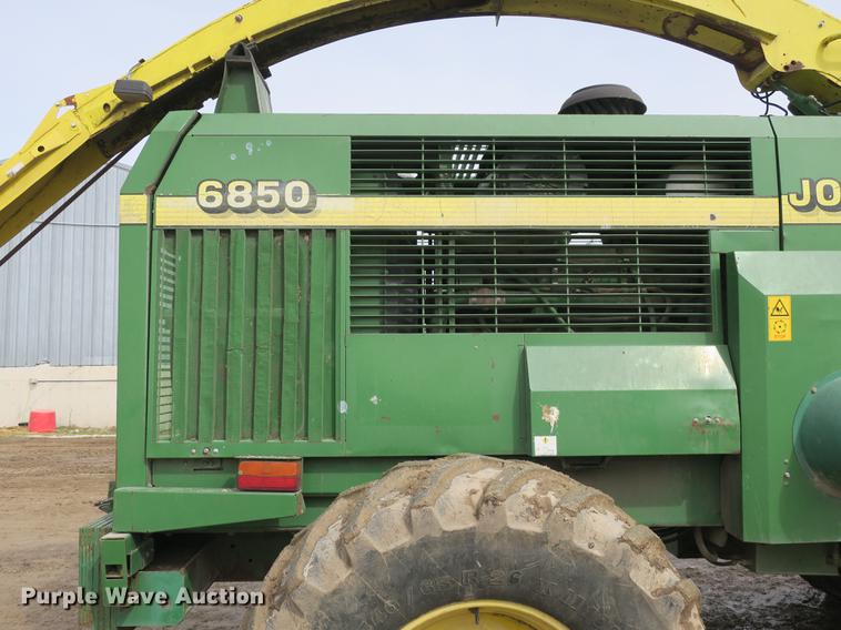 image for item DB8888 2001 John Deere 6850 PRWD forage harvester