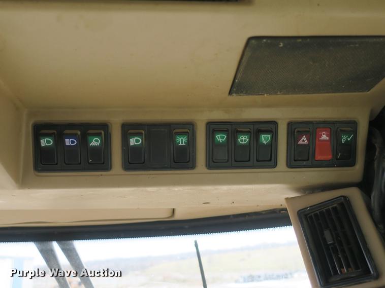 image for item DB8888 2001 John Deere 6850 PRWD forage harvester