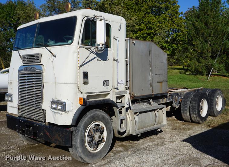 image for item DD6651 1991 Freightliner truck cab and chassis