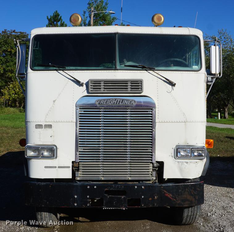 image for item DD6651 1991 Freightliner truck cab and chassis