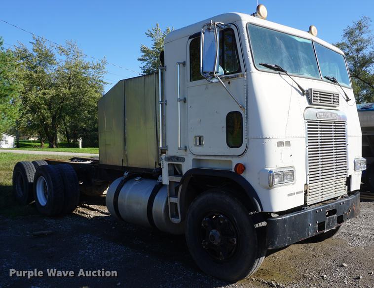 image for item DD6651 1991 Freightliner truck cab and chassis