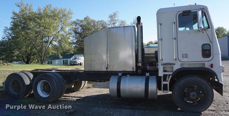 image for item DD6651 1991 Freightliner truck cab and chassis