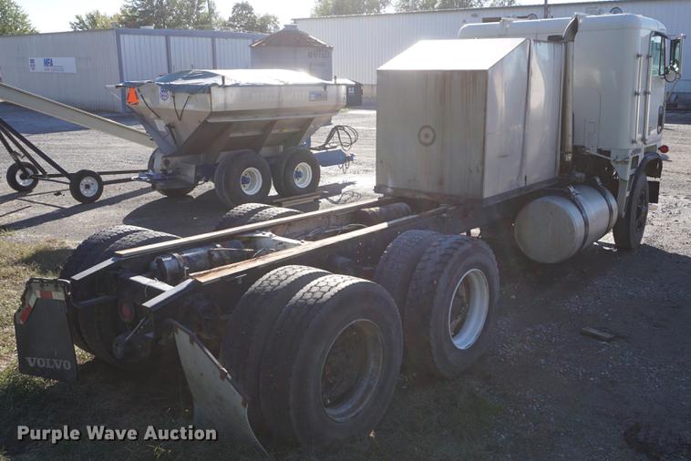 image for item DD6651 1991 Freightliner truck cab and chassis