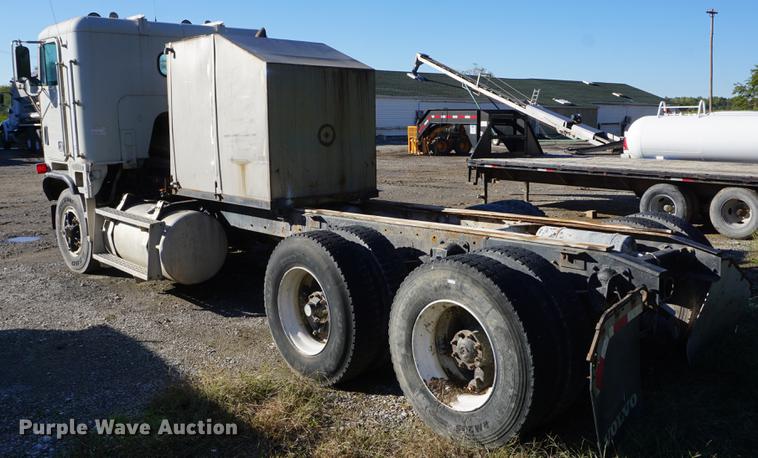 image for item DD6651 1991 Freightliner truck cab and chassis