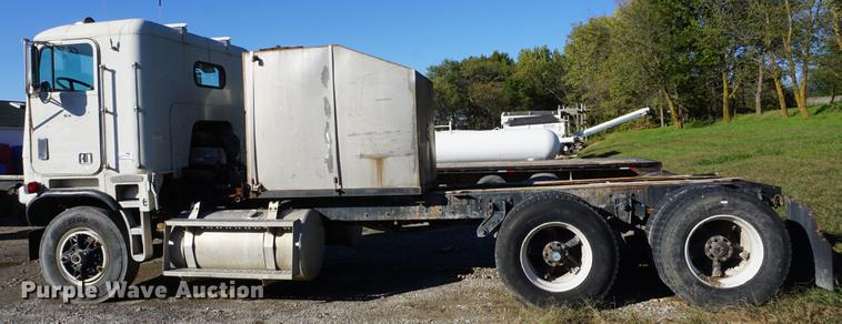 image for item DD6651 1991 Freightliner truck cab and chassis