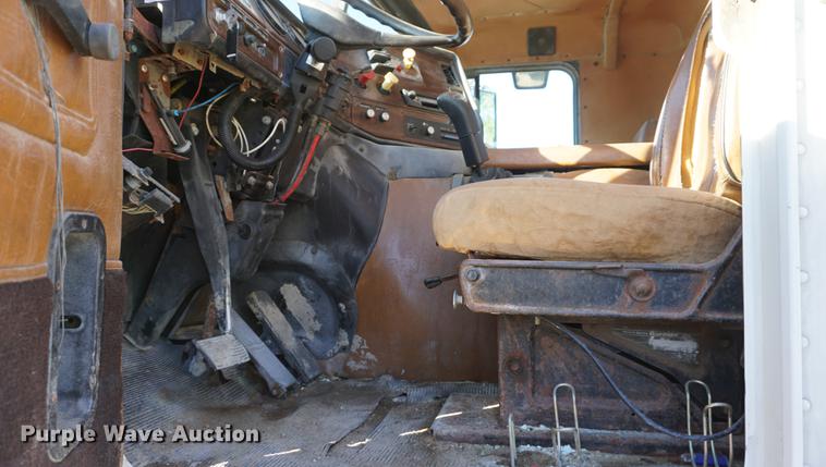 image for item DD6651 1991 Freightliner truck cab and chassis