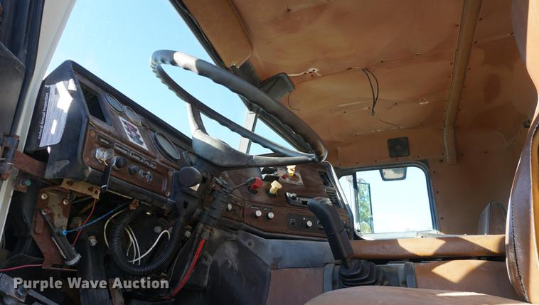 image for item DD6651 1991 Freightliner truck cab and chassis