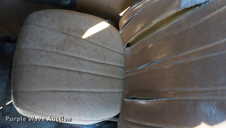 image for item DD6651 1991 Freightliner truck cab and chassis