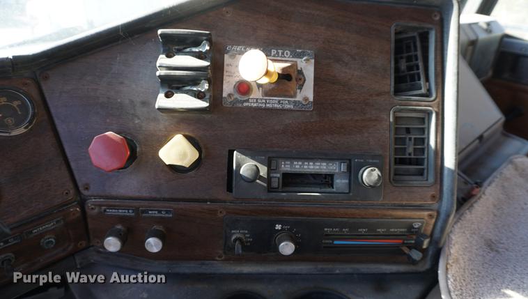 image for item DD6651 1991 Freightliner truck cab and chassis