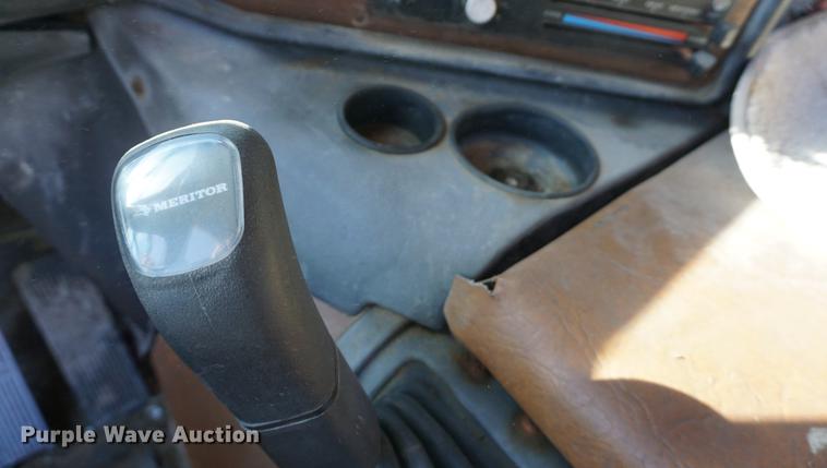 image for item DD6651 1991 Freightliner truck cab and chassis