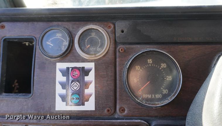 image for item DD6651 1991 Freightliner truck cab and chassis