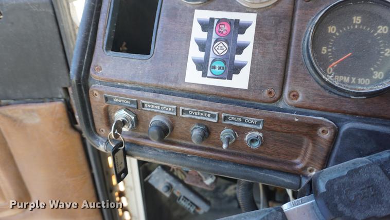 image for item DD6651 1991 Freightliner truck cab and chassis