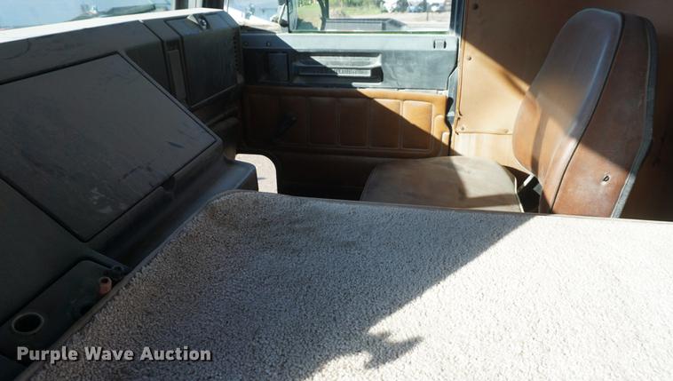 image for item DD6651 1991 Freightliner truck cab and chassis