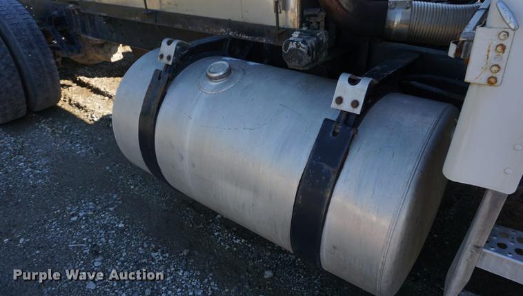 image for item DD6651 1991 Freightliner truck cab and chassis