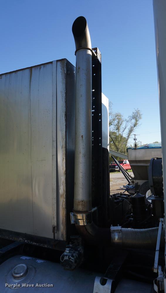 image for item DD6651 1991 Freightliner truck cab and chassis