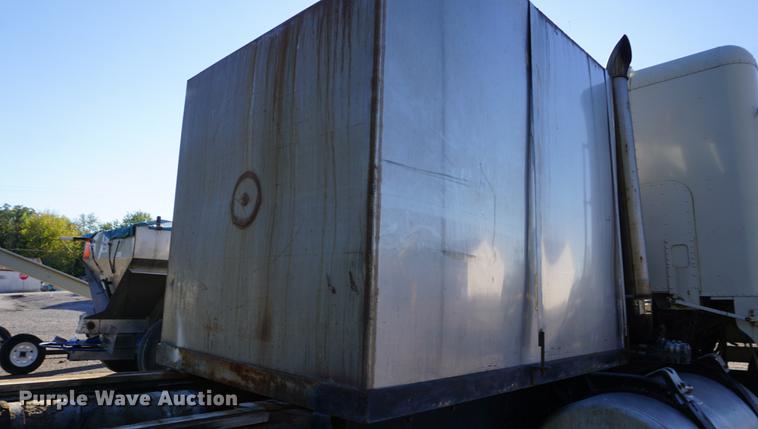 image for item DD6651 1991 Freightliner truck cab and chassis