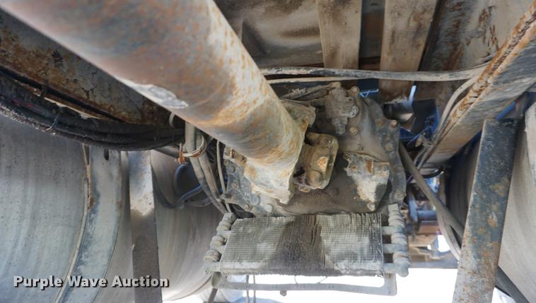 image for item DD6651 1991 Freightliner truck cab and chassis