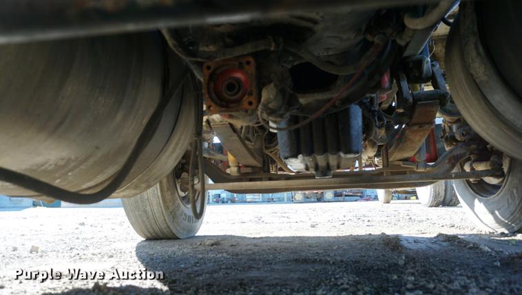 image for item DD6651 1991 Freightliner truck cab and chassis