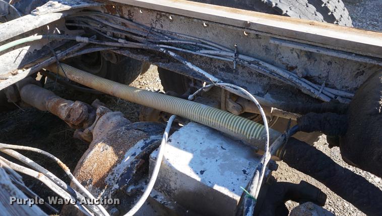 image for item DD6651 1991 Freightliner truck cab and chassis