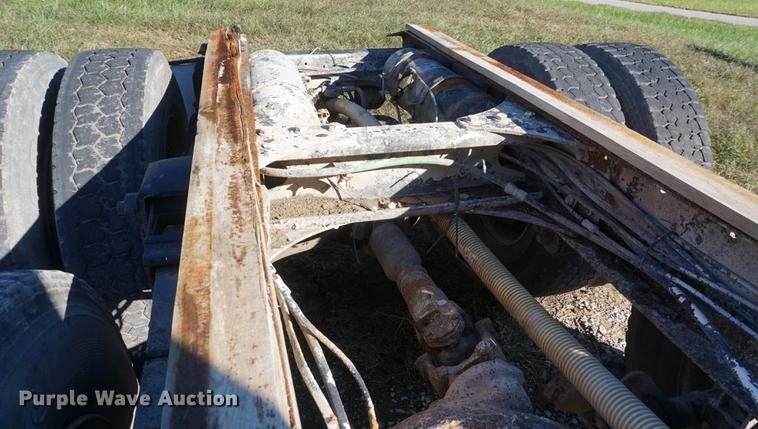 image for item DD6651 1991 Freightliner truck cab and chassis