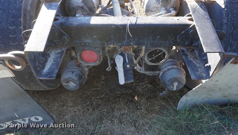 image for item DD6651 1991 Freightliner truck cab and chassis