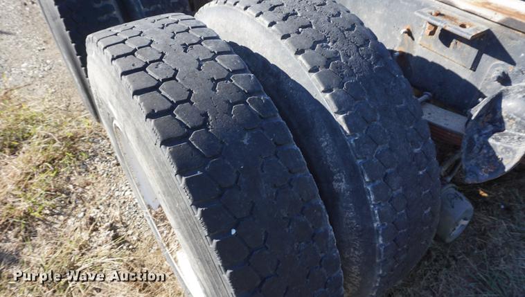 image for item DD6651 1991 Freightliner truck cab and chassis