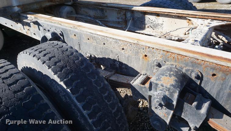 image for item DD6651 1991 Freightliner truck cab and chassis