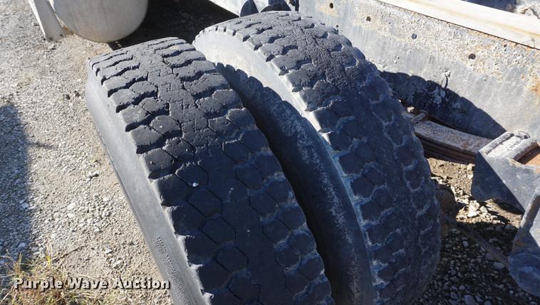 image for item DD6651 1991 Freightliner truck cab and chassis