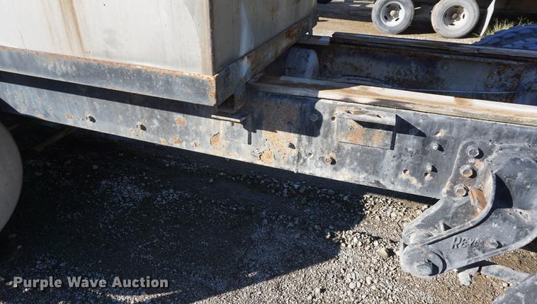 image for item DD6651 1991 Freightliner truck cab and chassis