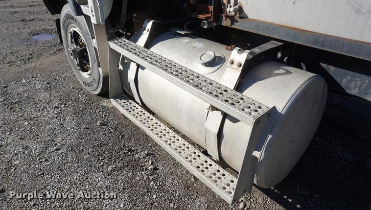 image for item DD6651 1991 Freightliner truck cab and chassis