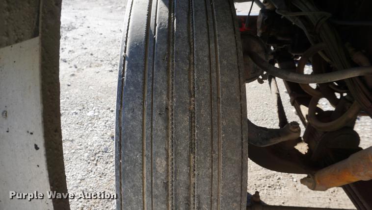 image for item DD6651 1991 Freightliner truck cab and chassis