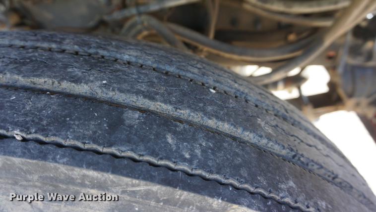 image for item DD6651 1991 Freightliner truck cab and chassis