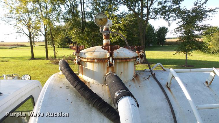 image for item DD7393 1985 GMC 7000 liquid manure spreader truck