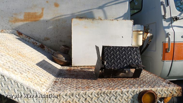 image for item DD7393 1985 GMC 7000 liquid manure spreader truck