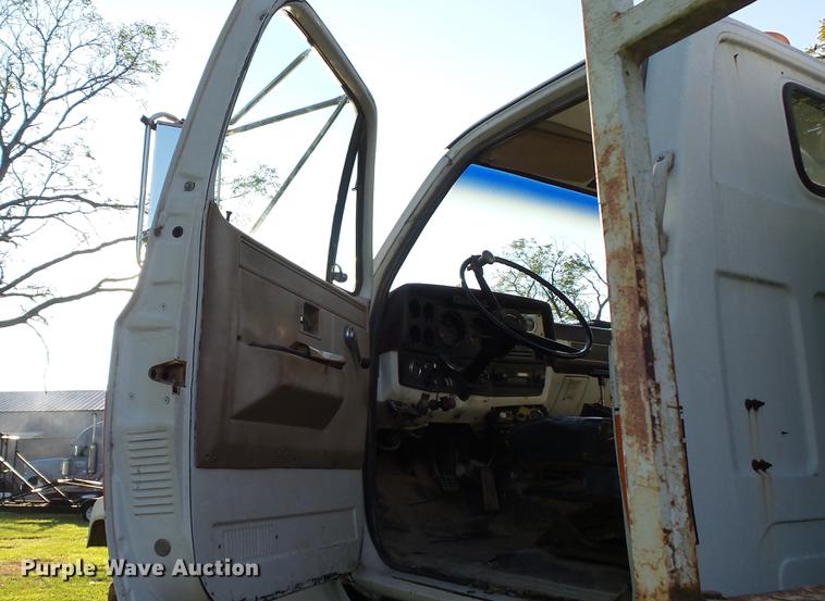 image for item DD7393 1985 GMC 7000 liquid manure spreader truck