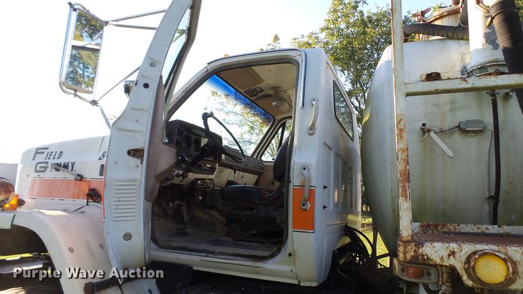 image for item DD7393 1985 GMC 7000 liquid manure spreader truck