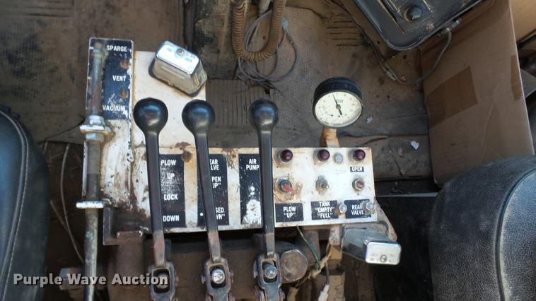 image for item DD7393 1985 GMC 7000 liquid manure spreader truck