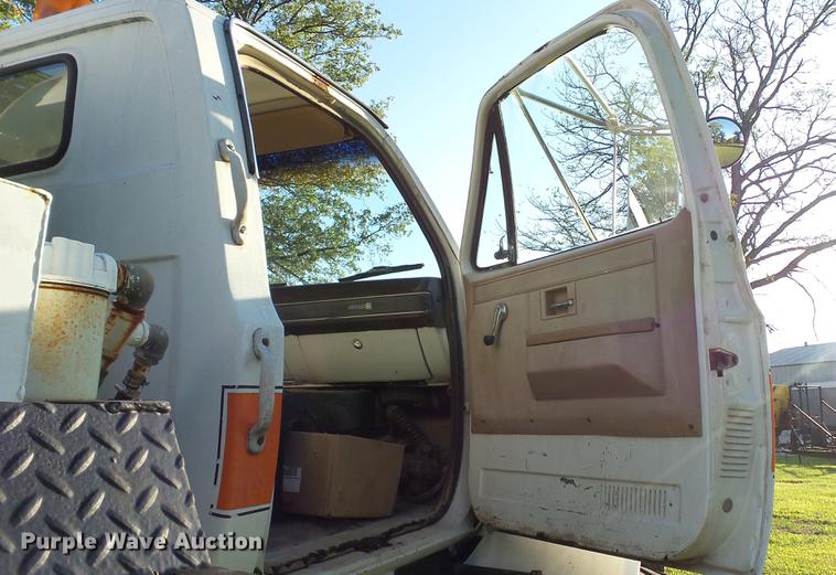 image for item DD7393 1985 GMC 7000 liquid manure spreader truck