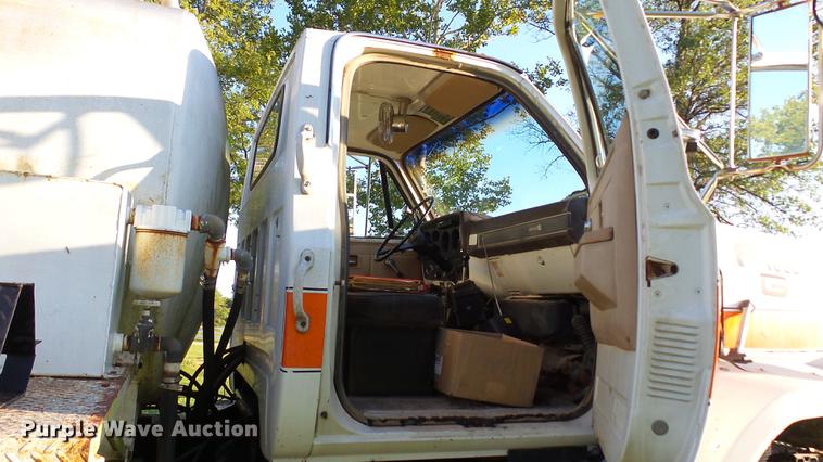 image for item DD7393 1985 GMC 7000 liquid manure spreader truck