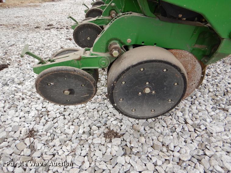 image for item DE0139 2006 John Deere 1750 planter