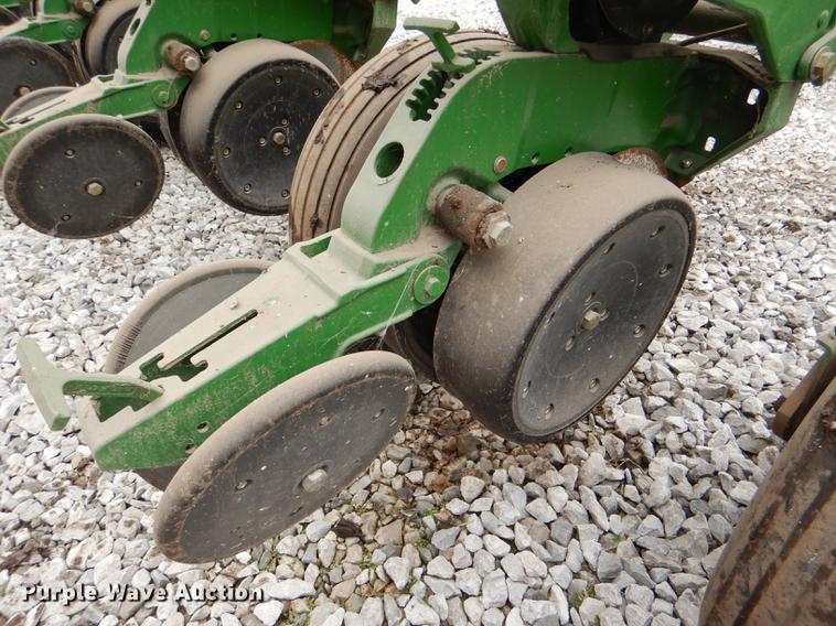 image for item DE0139 2006 John Deere 1750 planter