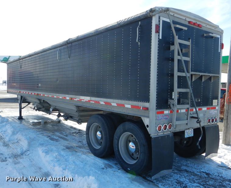 image for item DE6025 2000 Wilson Pace Setter double hopper bottom grain trailer