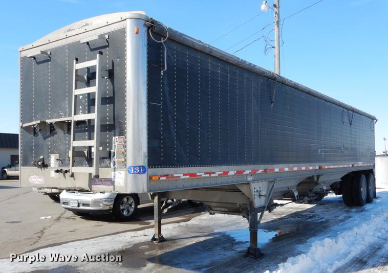 image for item DE6025 2000 Wilson Pace Setter double hopper bottom grain trailer
