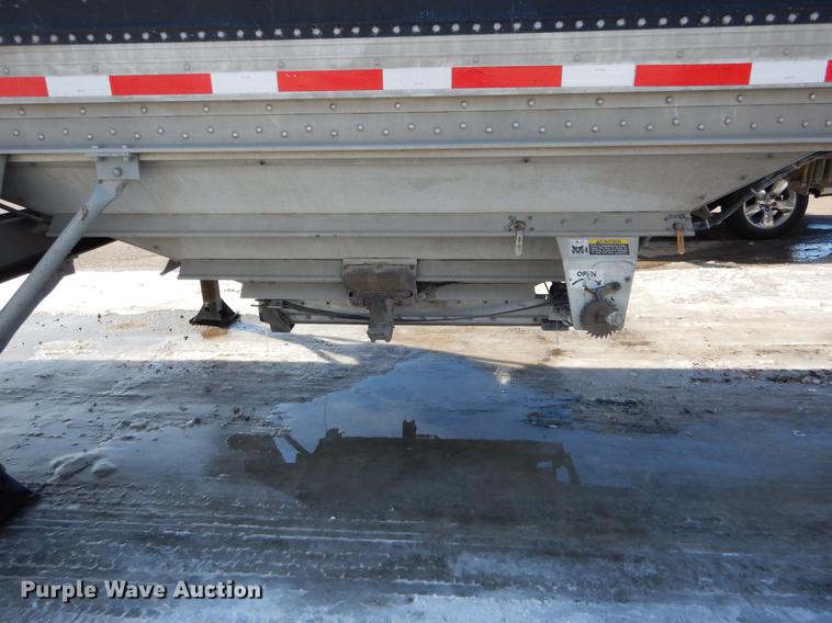 image for item DE6025 2000 Wilson Pace Setter double hopper bottom grain trailer