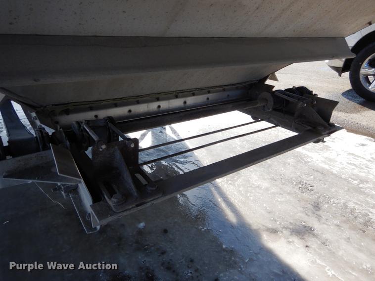 image for item DE6025 2000 Wilson Pace Setter double hopper bottom grain trailer