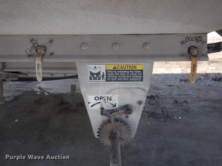 image for item DE6025 2000 Wilson Pace Setter double hopper bottom grain trailer