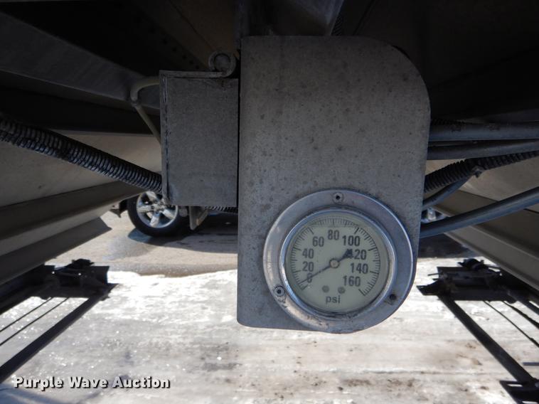 image for item DE6025 2000 Wilson Pace Setter double hopper bottom grain trailer