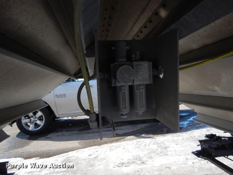 image for item DE6025 2000 Wilson Pace Setter double hopper bottom grain trailer