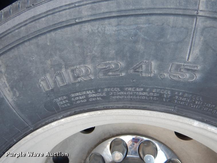 image for item DE6025 2000 Wilson Pace Setter double hopper bottom grain trailer