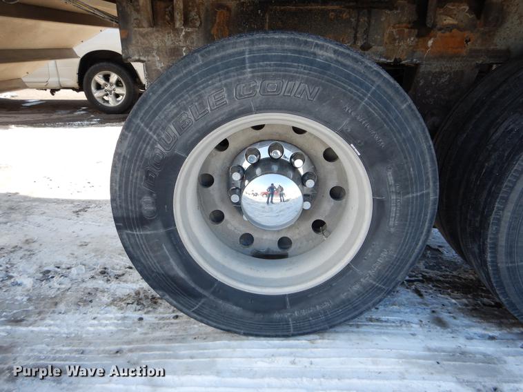 image for item DE6025 2000 Wilson Pace Setter double hopper bottom grain trailer